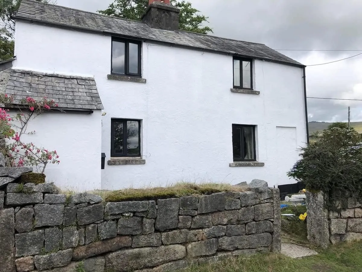 Render repair and exterior repaint of a cottage in Callington